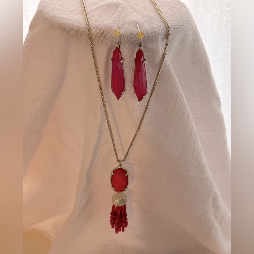 Kendra Scott Eva Long Gold Pendant and Grey Gold Drop Earrings